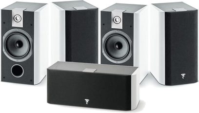 Sada regálových reproduktorů Focal Chorus 706 v bílé barvě, pohled zepředu, sestávající ze 2 reproduktorů a 1 subwooferu