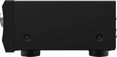 Ampli hi-fi stereo Onkyo DTM-7.4, pohled z pravého boku, černý obdélníkový kryt, stříbrné tlačítko viditelné vlevo, černé kulaté nožičky