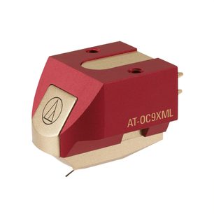 Audio Technica AT-OC9XML-pickup til vinylplader i mørkerød og guld, set fra 3/4 forfra til højre, placeret på en holder
