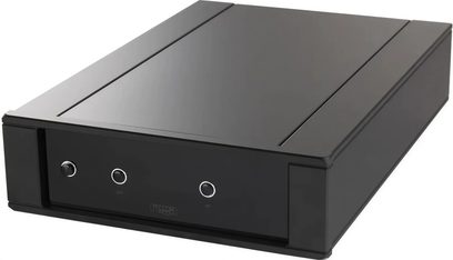 Rega Planar 10 mat sort pladespiller set fra en trekvart forside vinkel, rektangulært sort kabinet med tre knapper på forsiden