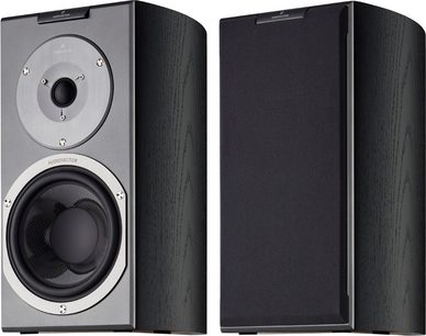 AudioVector R1 Signature reolhøjttaler i sort askefiner, set forfra og fra siden, mørkt træhus, rund sølvfarvet højttaler