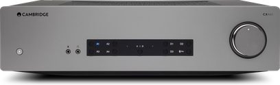 Frontpanel på Cambridge Audio CXA61 hi-fi-forstærker i antracitgrå, med drejeknopper og centralt placeret, rektangulært, sort digitalt display