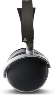 Geschlossener kabelgebundener HiFi-Kopfhörer Audeze LCD-S20, Frontansicht, silberne Metall- und schwarze Kunststoffkonstruktion, große runde schwarze Ohrmuschel mit feinem Mesh, umgeben von einer silbernen Halterung, matt schwarzer Kopfbügel mit Audeze-Logo.
