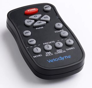 Sort Velodyne fjernbetjening til subwoofer med grå knapper og en rød "POWER"-knap, set oppefra