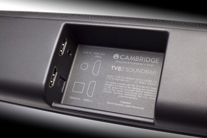 Cambridge Audio TVB2 sort soundbar, nærbillede af teknisk etiket på højre side, HDMI- og optiske porte