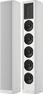 paar witte Piega Coax 611 zuilspeakers, één met rooster, één met 4 zwarte woofers en rechthoekige tweeter