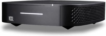 Ampli hi-fi stéréo VSSL A.1 noir, vue de face, forme rectangulaire, façade minimaliste avec logo et grille perforée