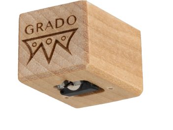 Gramofónová prenoska Grado Opus 4 zo svetlého dreva, detailný záber s vygravírovaným logom a viditeľným hrotom zospodu