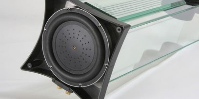 Waterfall Audio Iguascu Evo gulvhøjttaler set fra siden, sort cirkulær højttaler, glaskonstruktion