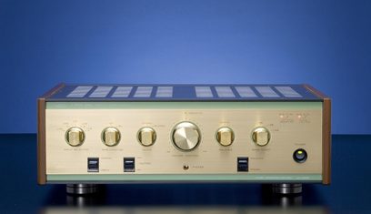 Leben CS600 Röhren-HiFi-Verstärker aus Holz, goldene Frontplatte mit Drehknöpfen, Drehreglern und Kontrollleuchten, Frontansicht