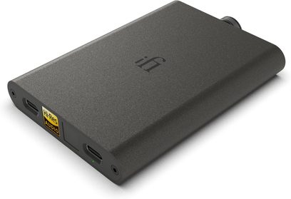 Nešiojamasis DAC iFi Audio Hip DAC 3 juodas, plonas stačiakampis metalinis korpusas su dviem USB‑C prievadais ir Hi-Res Audio logotipu priekinėje dalyje