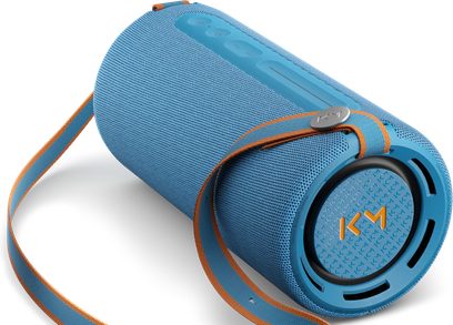 Prenosni bluetooth zvočnik Loewe We. HEAR pro modre barve, poševni pogled, valjasta oblika z oranžnim in modrim paščkom