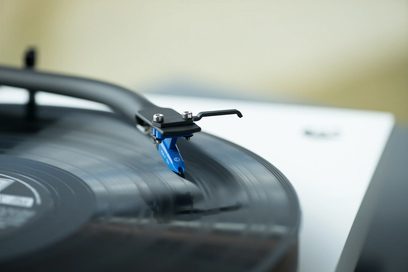 Modrý přenoskový systém Pro-Ject Pick it 25 A na černém raménku, detailní boční pohled