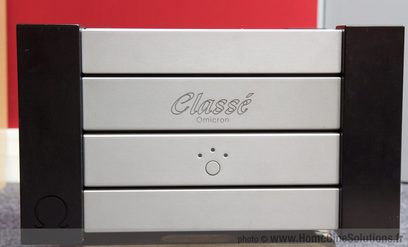 Forsiden af en Classé Omicron audio-forstærker i børstet aluminium med 4 trykknapper og det graverede logo