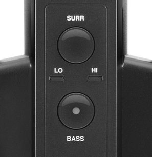 Controllo audio nero con pulsanti "SURR", "LO", "HI", "BASS" e manopola del volume sul pannello frontale