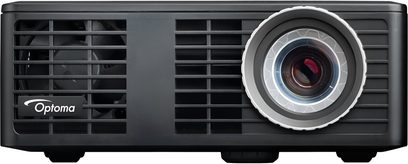 Kompakt sort Optoma ML750e videoprojektor, forside med linse og ventilationsgitter, frontvisning på ensfarvet sort baggrund