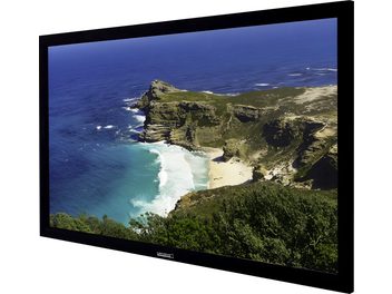Οθόνη Lumene Movie Palace UHD 4K Acoustic 240C με επίπεδη οθόνη που εμφανίζει εναέρια άποψη βραχώδους ακτής και αμμώδους παραλίας