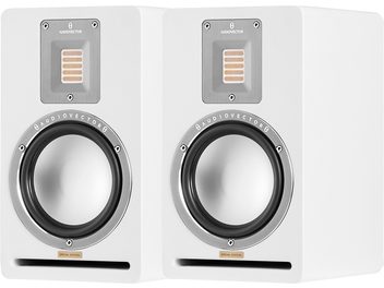 Coppia di diffusori da scaffale AudioVector QR1 SE bianchi con cabinet in legno a finitura opaca, vista frontale, dotati di tweeter a nastro incassato in una piastra di alluminio spazzolato, woofer con cono argentato circondato da anello metallico ed apertura bass-reflex orizzontale nella parte inferiore del frontale