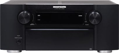 Marantz AV8003 zwarte audio-videoversterker, vooraanzicht, met twee draaiknoppen en meerdere drukknoppen