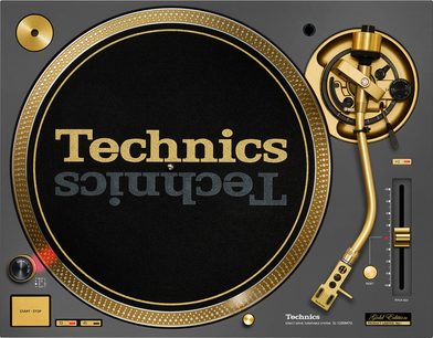 Grå Technics SL-1200M7G-vinylplatespiller, sett ovenfra, med gullfarget tallerken og tonearm