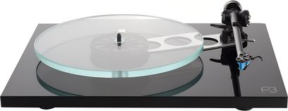 Rega Planar 3 svart lakkert platespiller med tonarm, sett ovenfra i lett skråstilling med glassplate