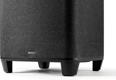 Denon Home Subwoofer svart, närbild framifrån, svart kubisk högtalare med mörk gråaktig tygrill
