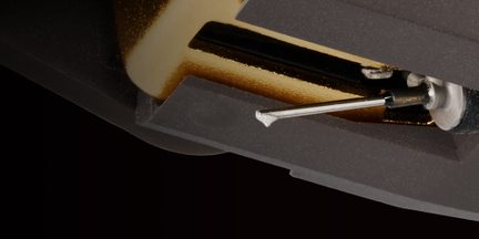 Diamantový hrot přenosky pro vinylový gramofon, detail kovového jehlicového hrotu a pozlaceného držáku