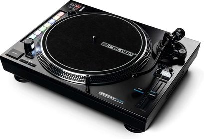 Melnā Reloop RP 8000 MK2 hi-fi vinila atskaņotāja augšējais skats nedaudz no sāniem, ar redzamu plati, toni un vadības ierīcēm