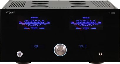 Stereo hi-fi forstærker Advance Paris X-i1100 set forfra, blå VU-metre display, sølvfarvet volumeknap, sort front