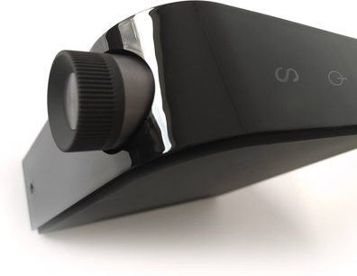 NAD D3020 sort hi-fi stereforstærker set fra venstre forkvarter, med volumeknap og hovedtelefonstik på forsiden