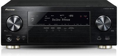 Pioneer VSX-930-K sort home cinema-forstærker, set forfra, sort front med LCD-skærm, sølvfarvede knapper og drejeknapper