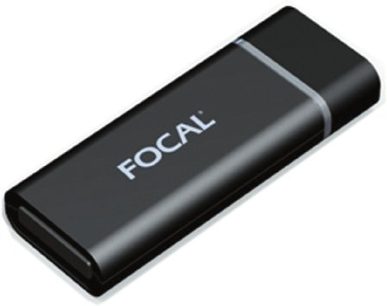 Focal trådløs USB-sender set forfra i sort med hvid "FOCAL"-inskription