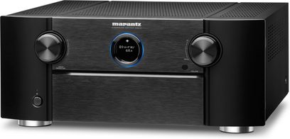 Домашній кінотеатр Marantz SR8015 чорного кольору, вигляд спереду, чорна передня панель із сріблястими кнопками та регуляторами, синій дисплей по центру