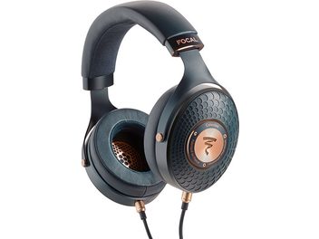 Otevřená hi-fi sluchátka Focal Celestee v noční modré a měděné barvě, uzavřené kulaté náušníky, polstrovaný hlavový most, pohled ze tří čtvrtin