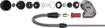 Sennheiser IE 600 kulak içi kulaklık, sökülmüş halde; köpük ve silikon uçlar, çıkarılabilir kablo ve metal parçalar ile birlikte