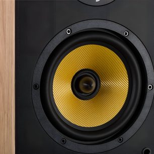 Звукова колонка Davis Acoustics Ariane 2, библиотечен модел, заден план отпред, жълт конусен високоговорител от тъкано влакно, черен бафъл