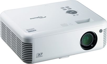 Optoma EW674 hvid videoprojektor, set forfra og oppefra, linse til højre, ventilationsriste og knapper på toppen