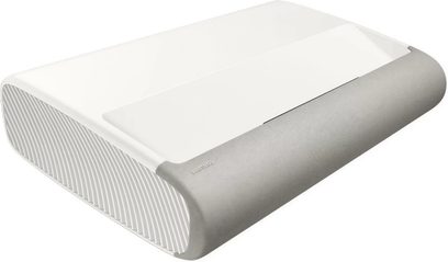 Samsung The Premiere SP-LPU7D projektor, set fra en vinkel, hvid overflade, grå stof front, rillede sider