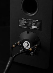 Cavo per diffusori Norstone Cable Jura MC collegato al retro di un diffusore Elipson Prestige Facet 6B con morsetti e etichetta visibili