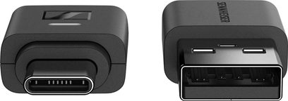 Twee zwarte Sennheiser BTD 700 draadloze zenders van mat plastic, van voren gezien, de ene met een mannelijke USB-C-connector en de andere met een mannelijke USB-A-connector