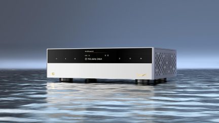 Hi-fi nätverksspelare Matrix Audio silver, svart front med display och perforerat sidohölje