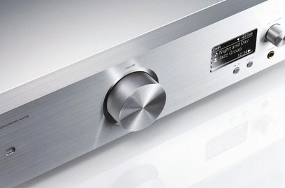 Technics SU-R1E-S sølvfarvet stereo-forforstærker, nærbillede forfra, med fokus på volumeknap og display