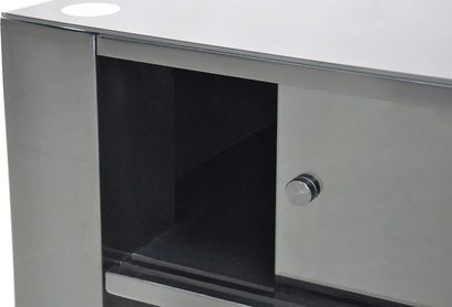 Gråt TV-møbel med åbent sort rum indeholdende et elektronisk apparat, set forfra i nærbillede