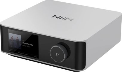 Integreret stereo-forstærker WiiM Amp Ultra silver sølv, kompakt kabinet med skærm på fronten og central drejeknap