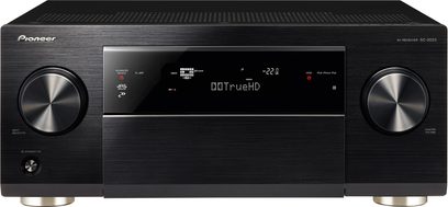 Pioneer SC-2023-K sort hjemmebiografsforstærker, set forfra, LED-display, kontrolknapper og -hjul, to sidehøjtalere