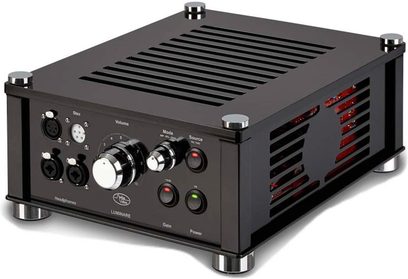 AudioValve Luminare schwarzer Kopfhörerverstärker, Frontblende mit Drehknöpfen, Anschlüssen und Kontrollleuchten, rechteckiges Metallgehäuse mit Lüftungsschlitzen oben