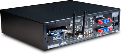 Wzmacniacz stereo hi-fi NAD C399 w kolorze czarnym, widok z przodu, złącza i elementy sterujące na panelu przednim, kratki wentylacyjne na górze