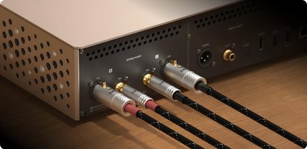 must hi-fi DAC tagantvaates RCA- ja XLR-väljunditega, ühendatud punutud helikaablid