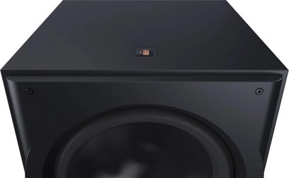 Perlisten R18s zemfrekvenču skaļrunis, skats no leņķa, melna priekšpuse, apaļš skaļrunis, gluda virsma, centrālais logotips