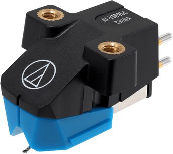 Sort Audio Technica AT-VM95C pickup med blå nåleholder, trekvartprofil af pickuppen på vinylpladen